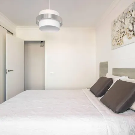 Family Apartment Ocean & Mountain Views & Heated Pool *
