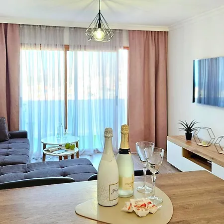 Family Apartment Ocean & Mountain Views & Heated Pool * 阿德耶